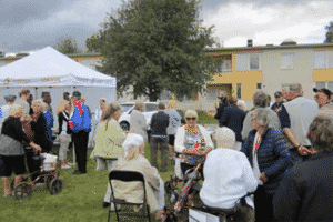 En grupp människor umgås i en trygg och tillgänglig utemiljö